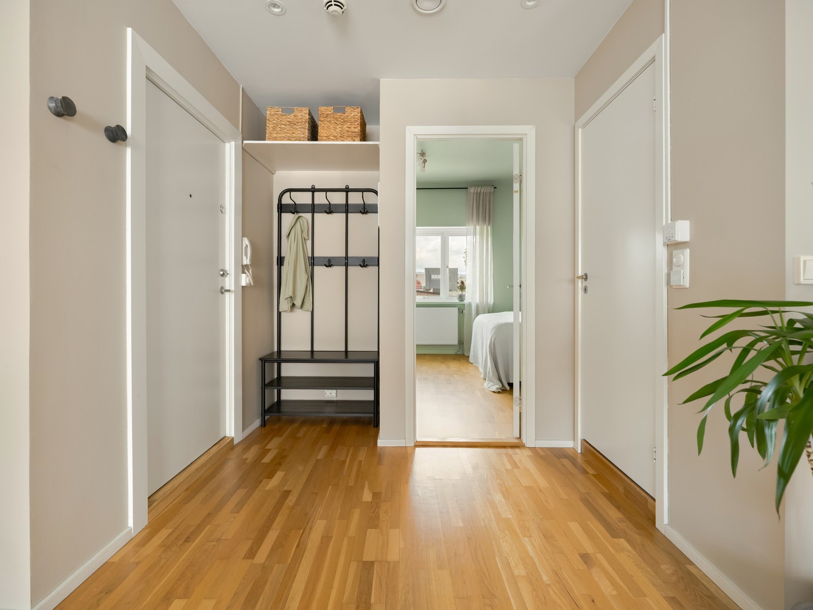 Inngangspartiet gir et godt førsteinntrykk. Det er god plass til å henge fra seg yttertøy og plassere sko. Med sin gjennomgående planløsning slippes dagslyset godt inn i alle rom. Galleribilde