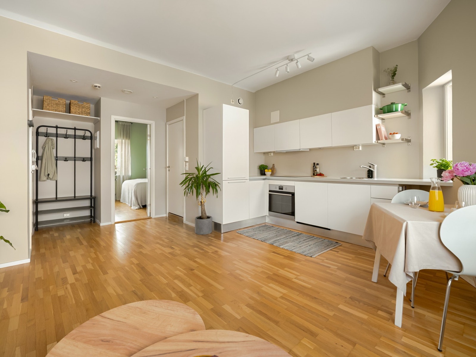 Spisebordet finner sin naturlige plass ved kjøkkenet. Vegger i stue, kjøkken, gang og soverom ble malt i 2025 i moderne fargetoner. Galleribilde