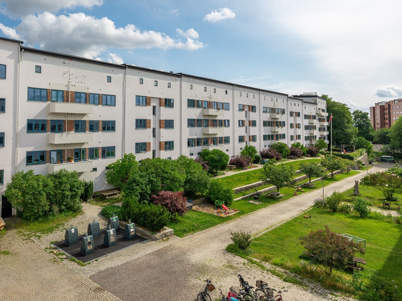 Borettslaget har en pent opparbeidet bakgård til stor glede for beboerne. Dette er altså utsikten fra leiligheten. Galleribilde