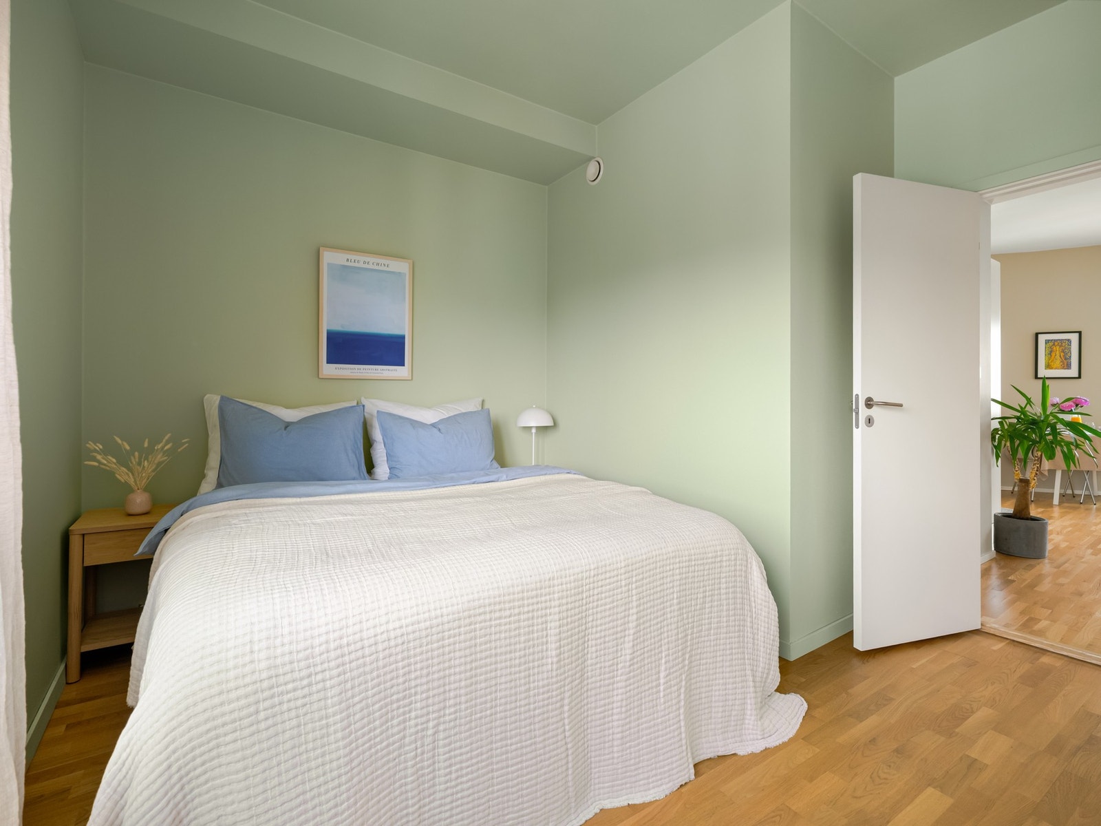 Overflater er malt i en lys og behagelig fargetone i 2025. Galleribilde