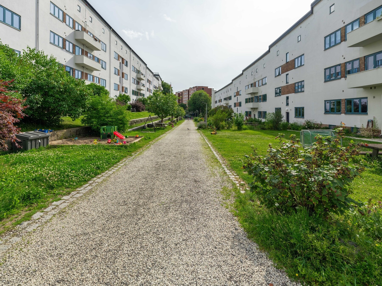 Her er det store grøntområder, hyggelig beplantning, interne gangveier og oppbygd steinmur. Galleribilde