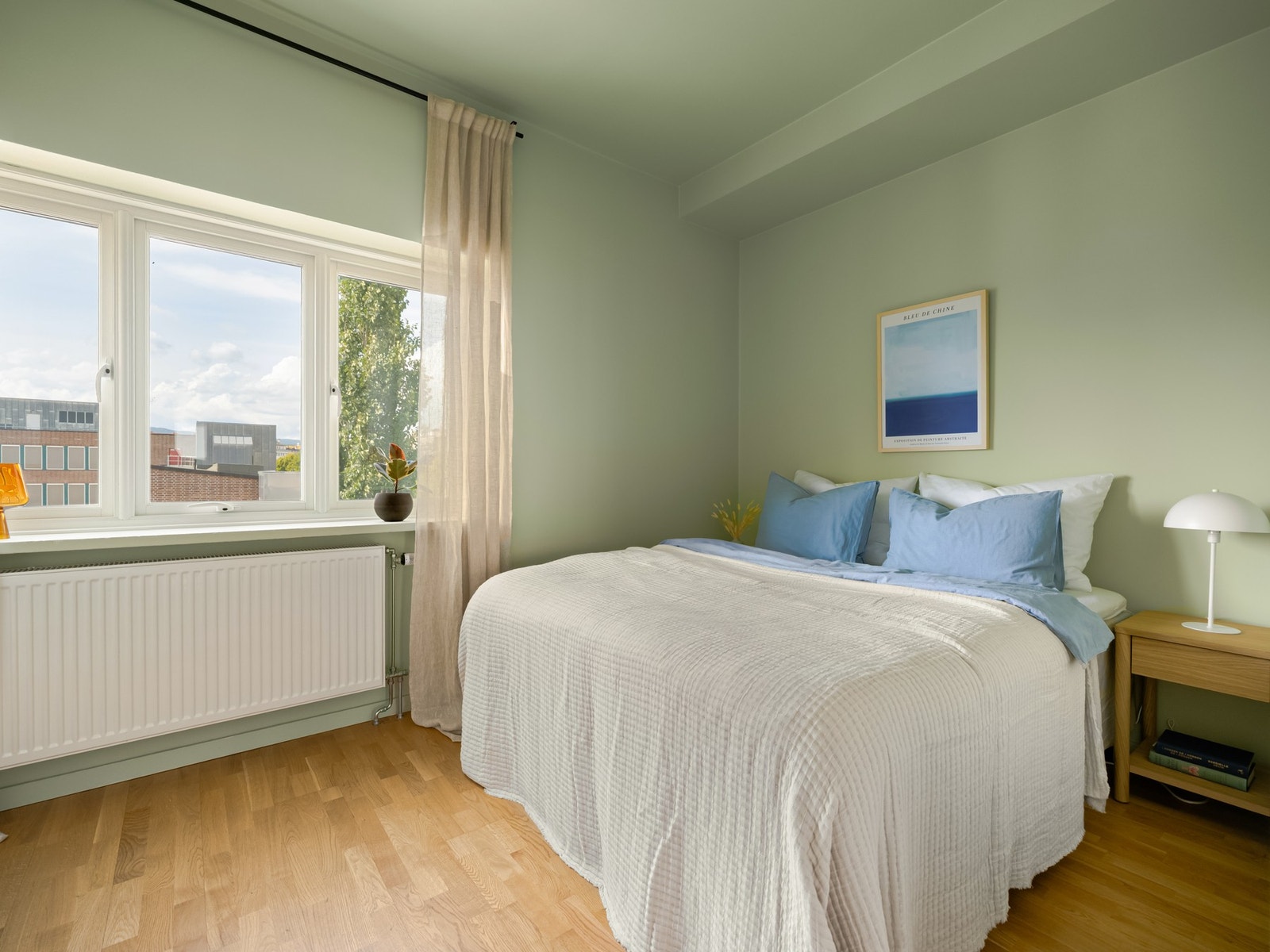 Her får du et stort og hyggelig soverom med god plass til dobbeltseng og tilhørende nattbord. Galleribilde