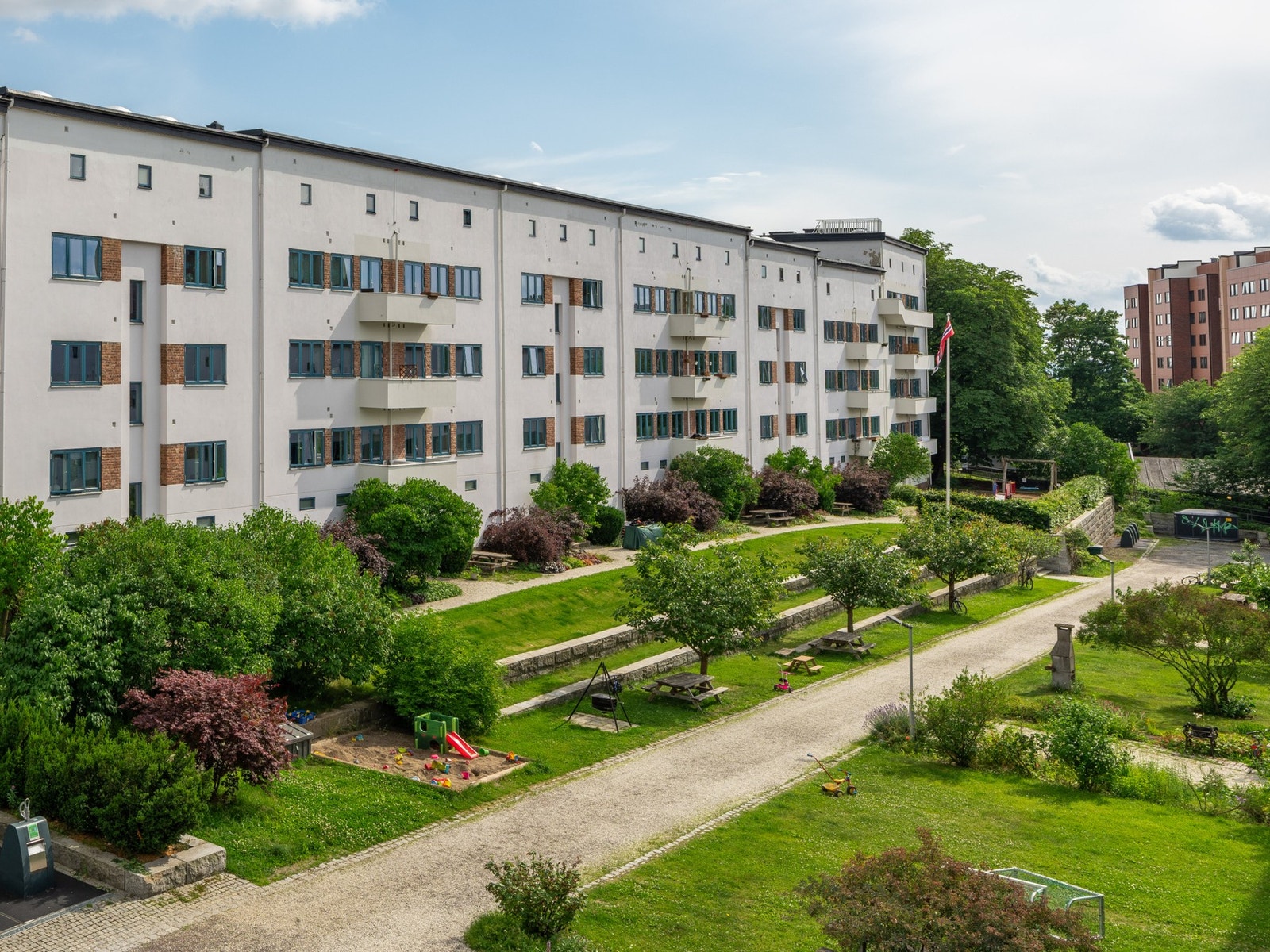 Vi gir deg en rask smakebit på utsikten fra stua mot den flotte bakgården. Denne leiligheten kommer du til å like! Galleribilde