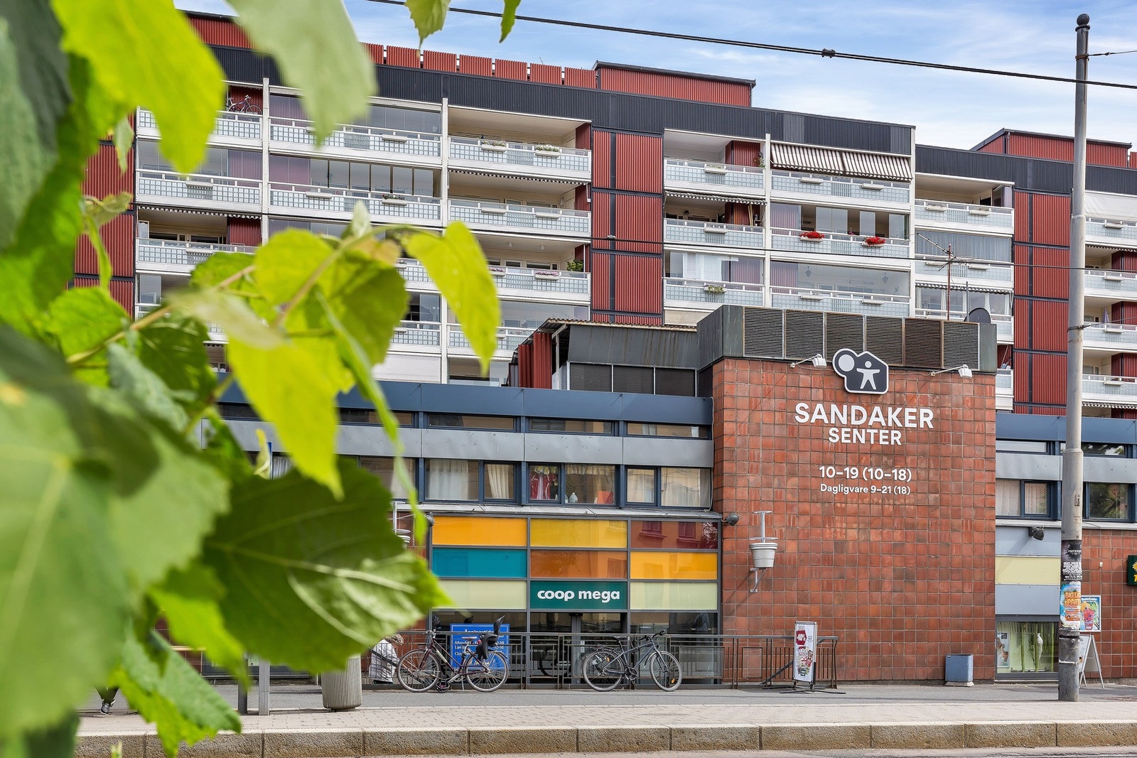 Rett ved leiligheten finner du Sandaker senter med blant annet Coop Mega, Vinmonopolet, blomsterbutikk, og apotek. Galleribilde
