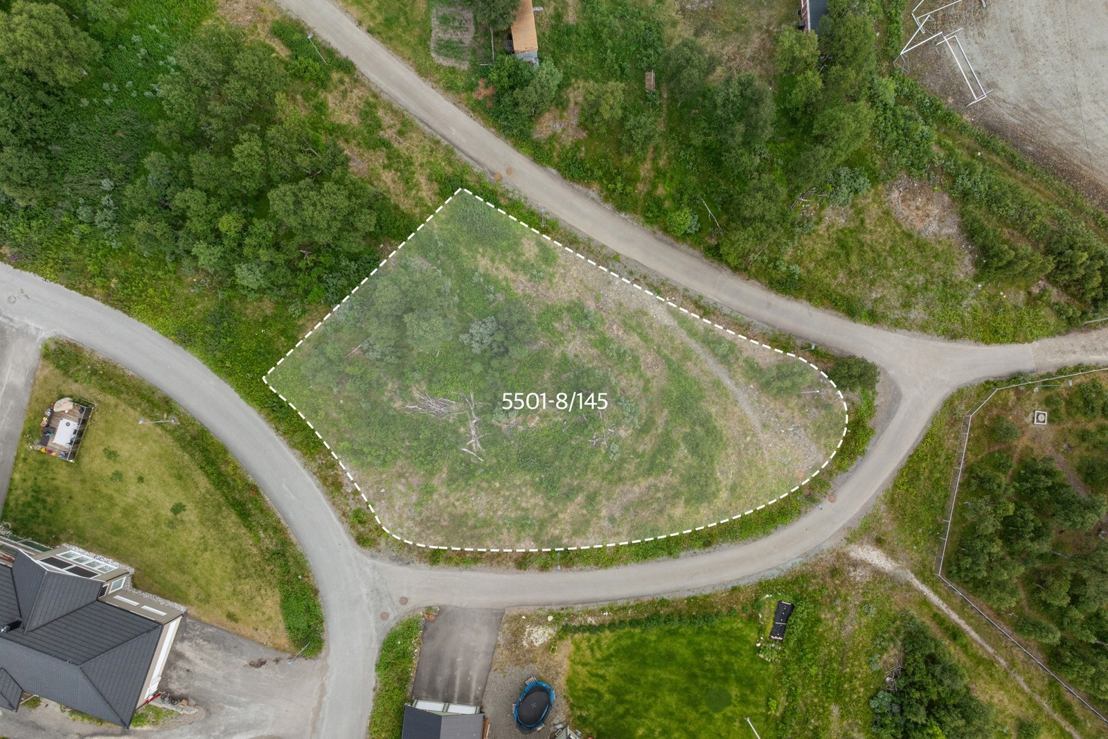 Reguleringsplanen tillater en utnyttelse på 2 boenheter og garasje på til sammen 300m² pr tomt. Tomtegrensen kan avvike noe fra markert område.
