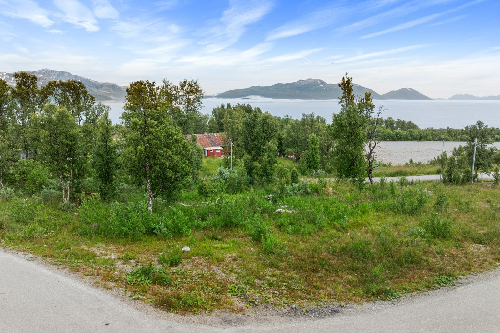 Bilvei helt fram og fantastiske sol- og utsiktsforhold.
