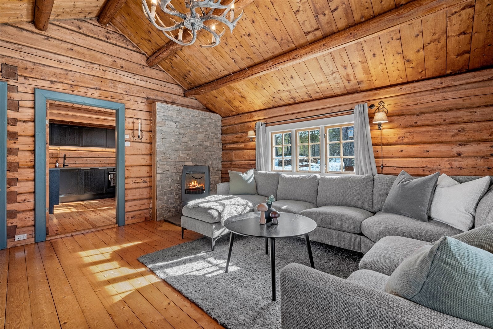 Her kan du fint slappe av i en koselig stue. Smartbelysning med dimmemulighet i alle oppholdsrom. Galleribilde