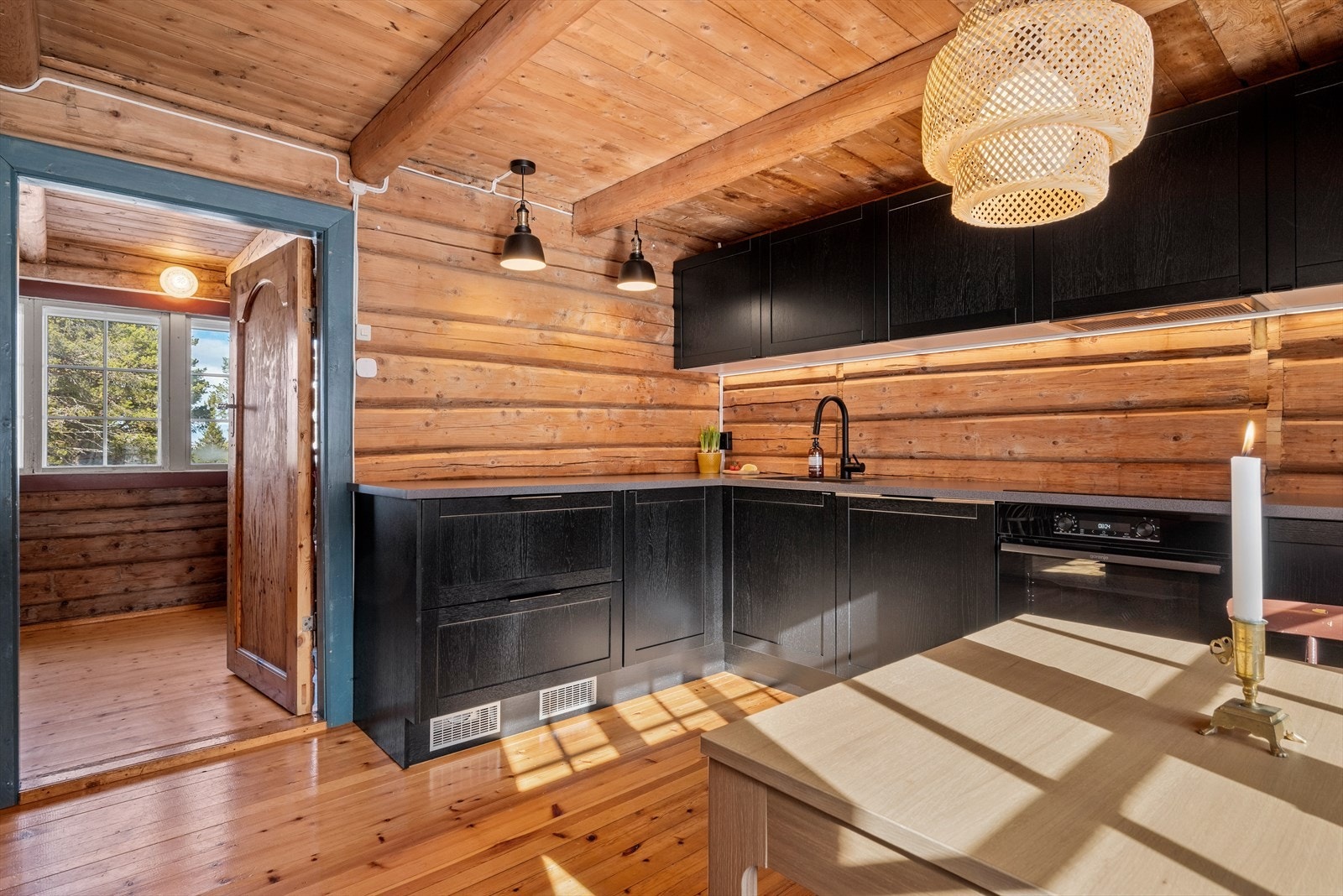 Det er integrert platetopp, stekovn, oppvaskmaskin og kjøleskap. Galleribilde