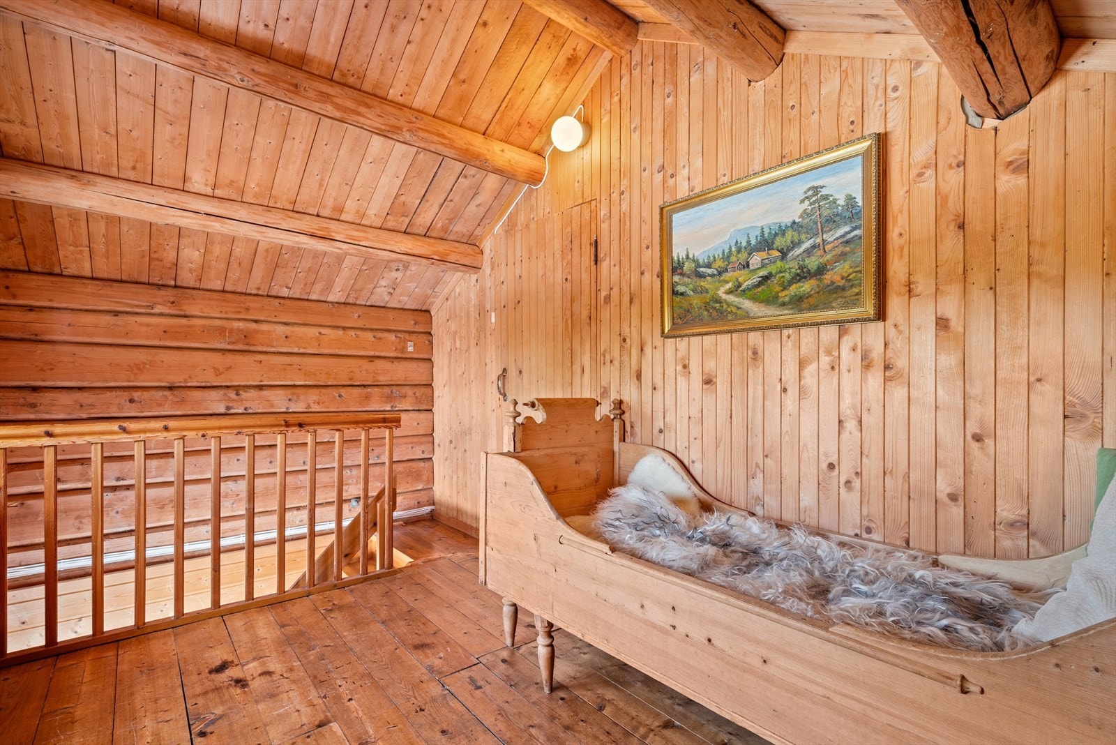 Fra gangen i 1.etasjen har du direkte adkomst til oppstuggu via en trapp. Galleribilde