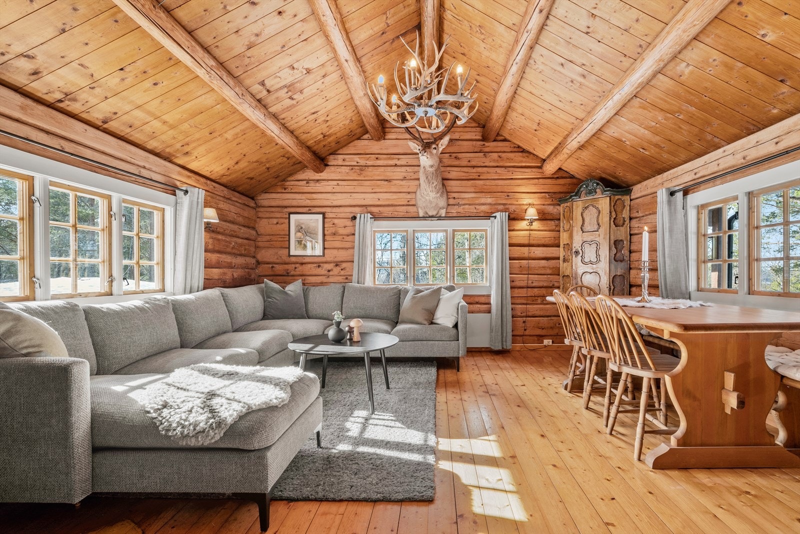 Stue byr på flere soner og møbleringsmuligheter. Galleribilde