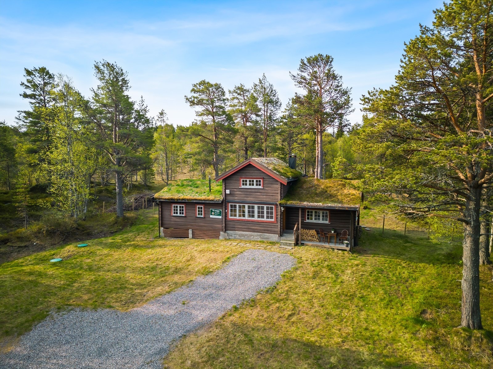 Det er montert el-bil lader på hytten. Galleribilde