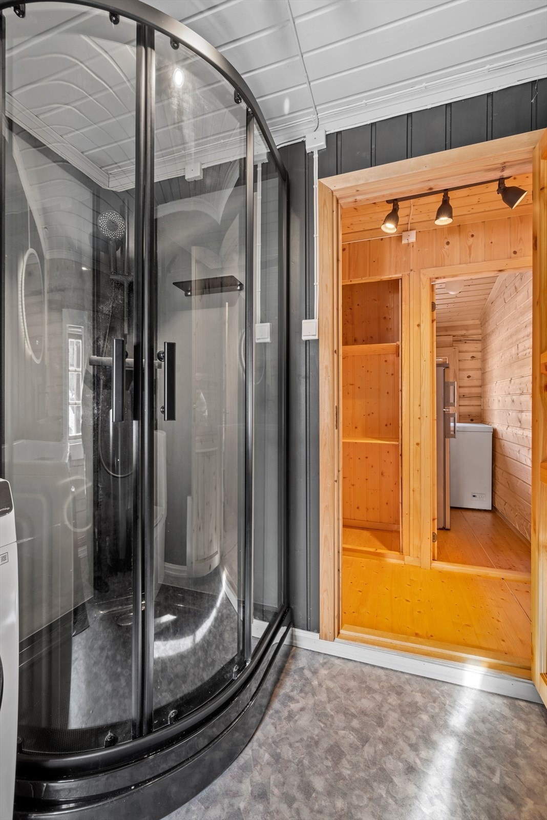 Belegg på gulv og malt panel på vegger. Malt panel i himling Galleribilde