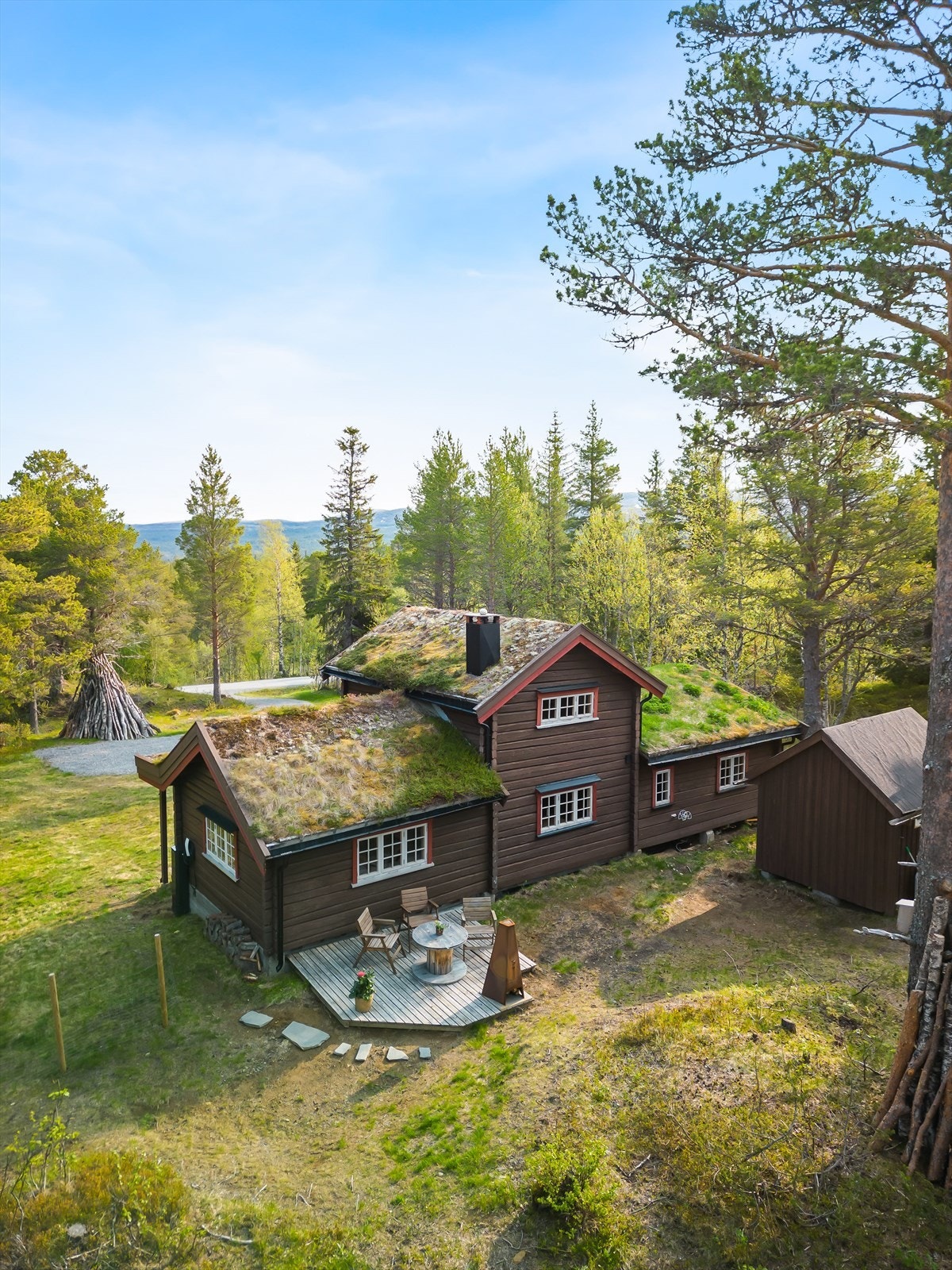 Eiendommen har god boltreplass, med nylig etablert plen på hele fremsiden. Galleribilde