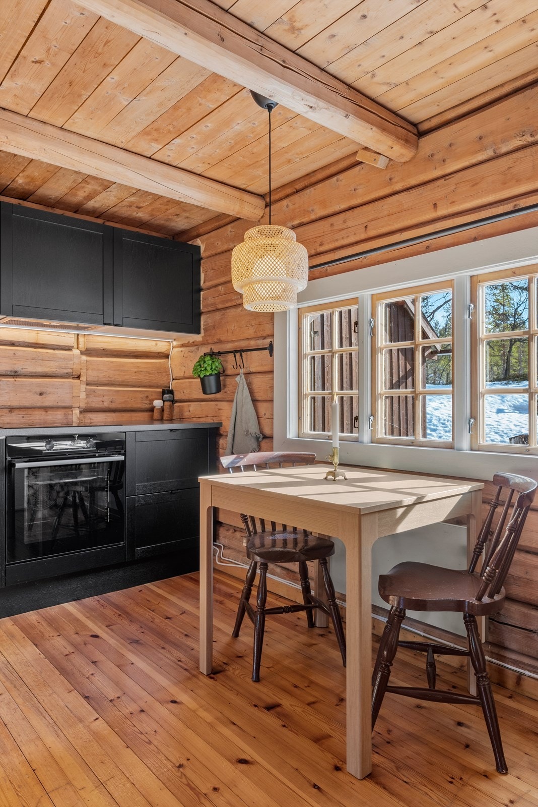 Kjøkkenet har innredning med mekanisk avtrekksvifte fra Røroshetta over stekesonen. Galleribilde