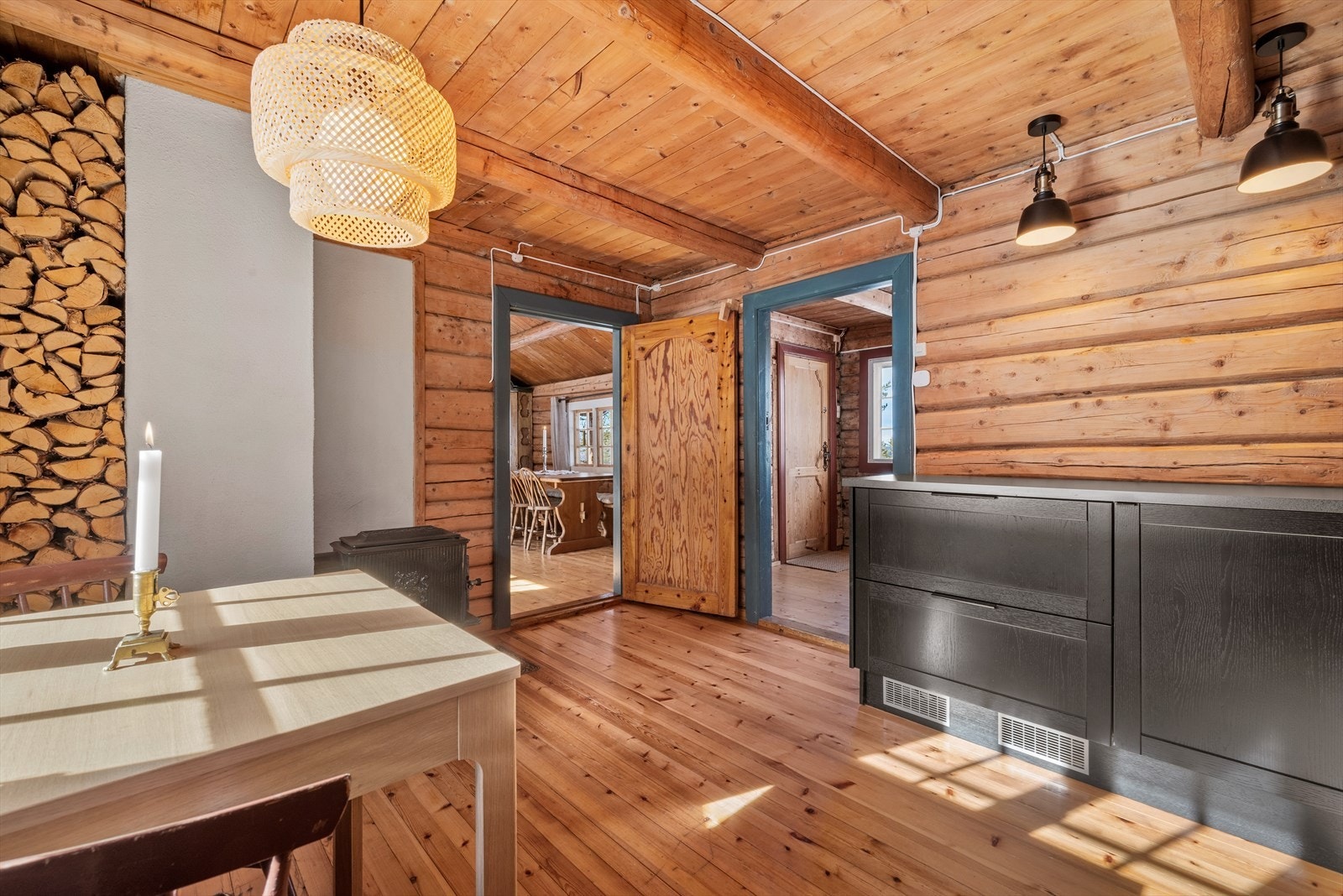 Kjøkkenet er på ca. 11,5 m², med tradisjonsrik vedovn fra Trolla Brug. Galleribilde