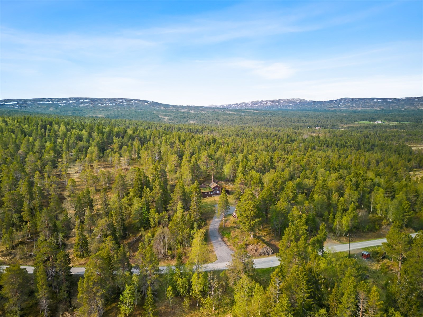 Fra eiendommen kan du ta på deg skiene og gå rett ut i en flott natur og gå egne veier eller velge de oppkjørte løypene i området. Galleribilde