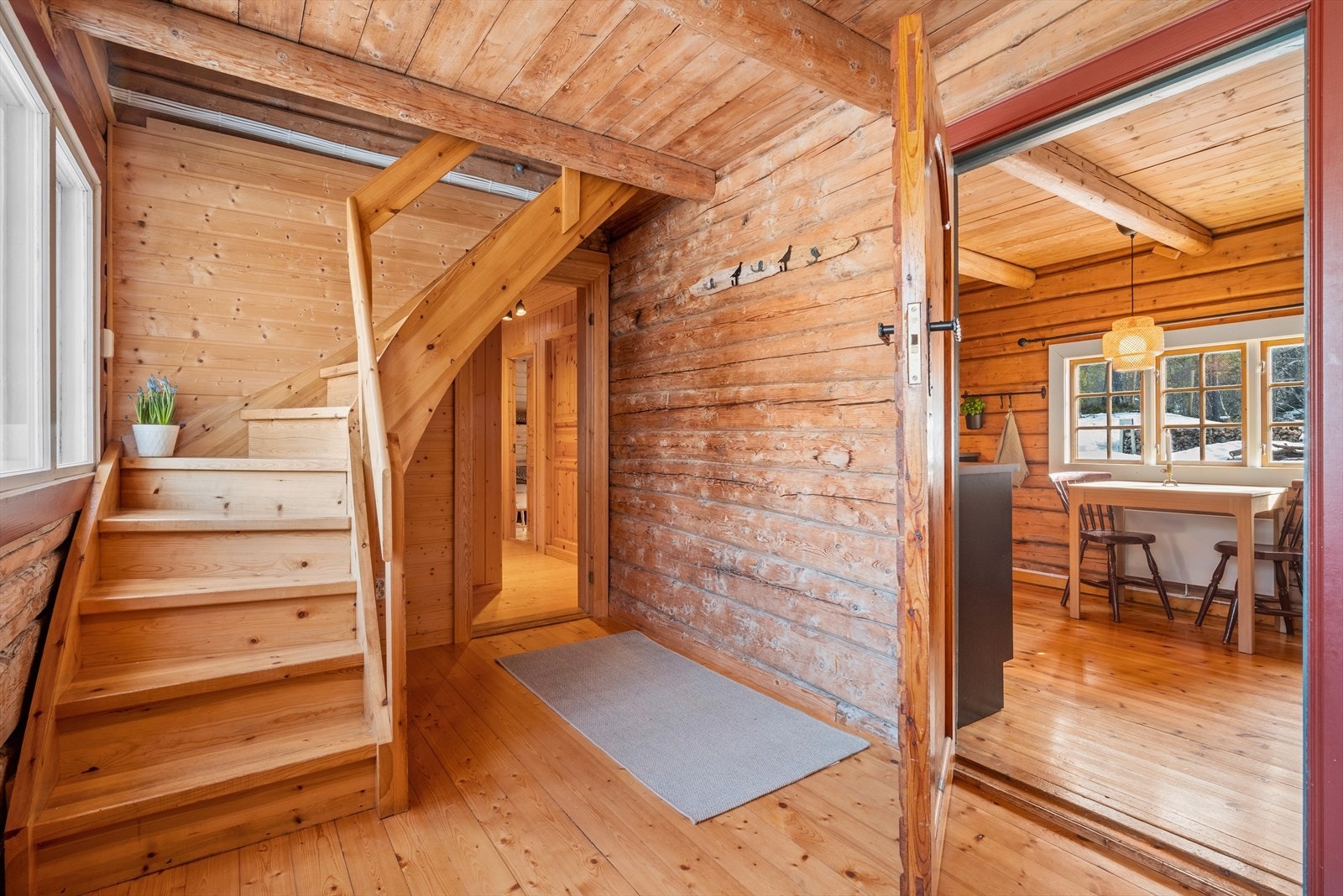 Fra den romslige gangen har du adkomst opp til boligens 2. etasje. Her finner du oppstuggu og hovedsoverommet. Galleribilde