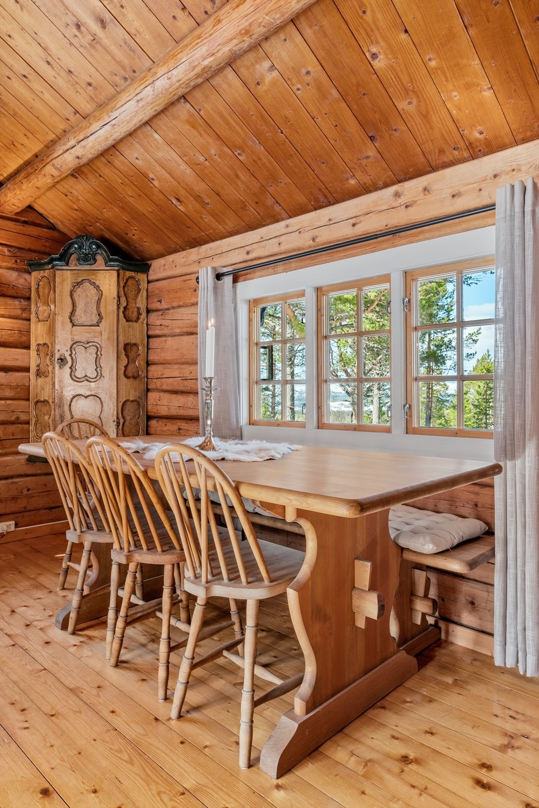 Koselig spisestue med god plass for flere personer. Galleribilde