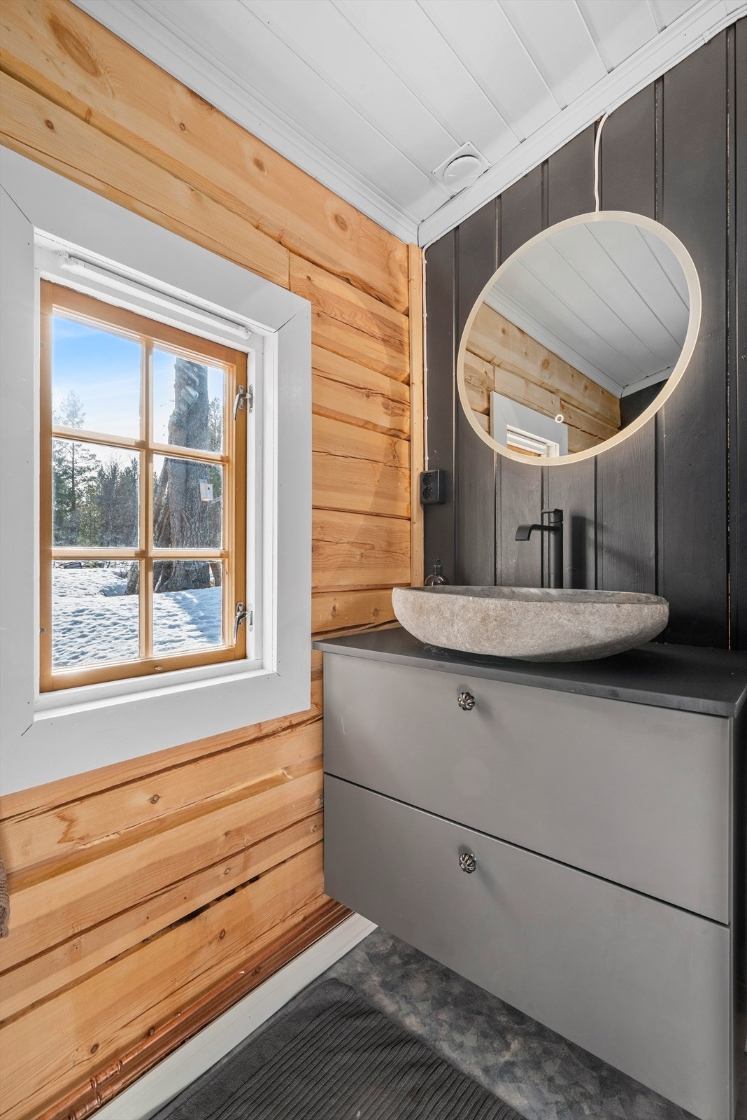 Badet er utstyrt med servantskap, naturlig avtrekk, dusjkabinett, opplegg for vaskemaskin, bereder og wc. Galleribilde