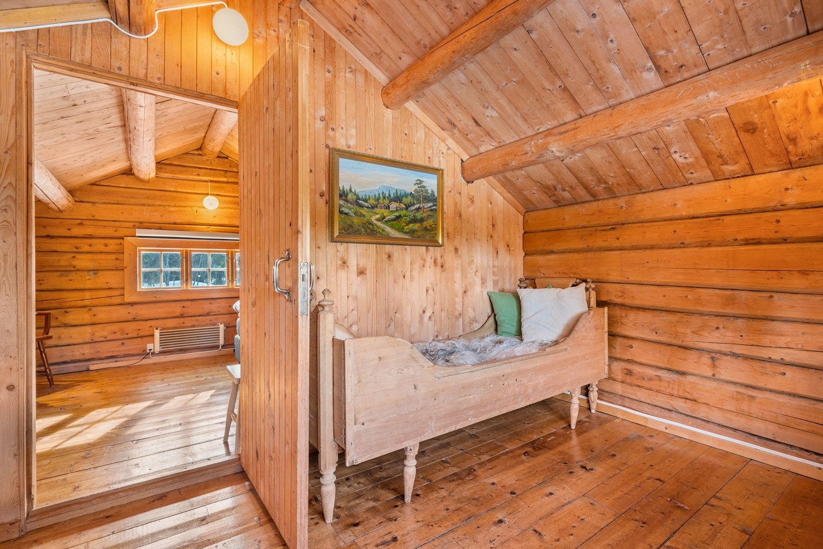 Oppstuggu er ca. 8,5 kvm, og byr på god plass til ønsket møblering. Galleribilde