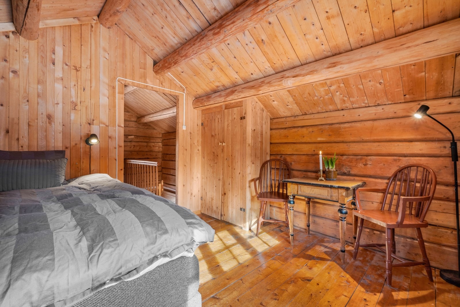 Hovedsoverommet byr på rikelig med plass til ønsket møblering og dobbeltseng. Galleribilde