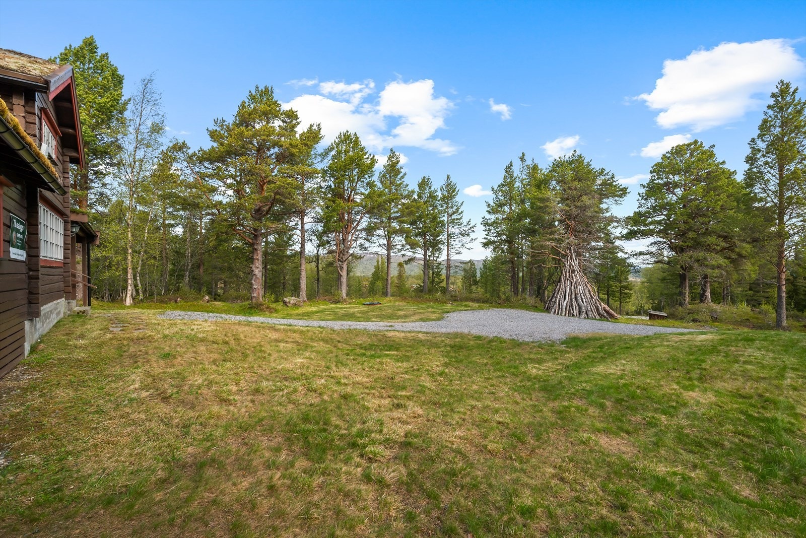 Det er etablert vann inn i hytta fra borebrønn med god kapasitet og vannkvalitet. Samt etablert godkjent avløpsanlegg med septikktank og filtreringsanlegg. Galleribilde