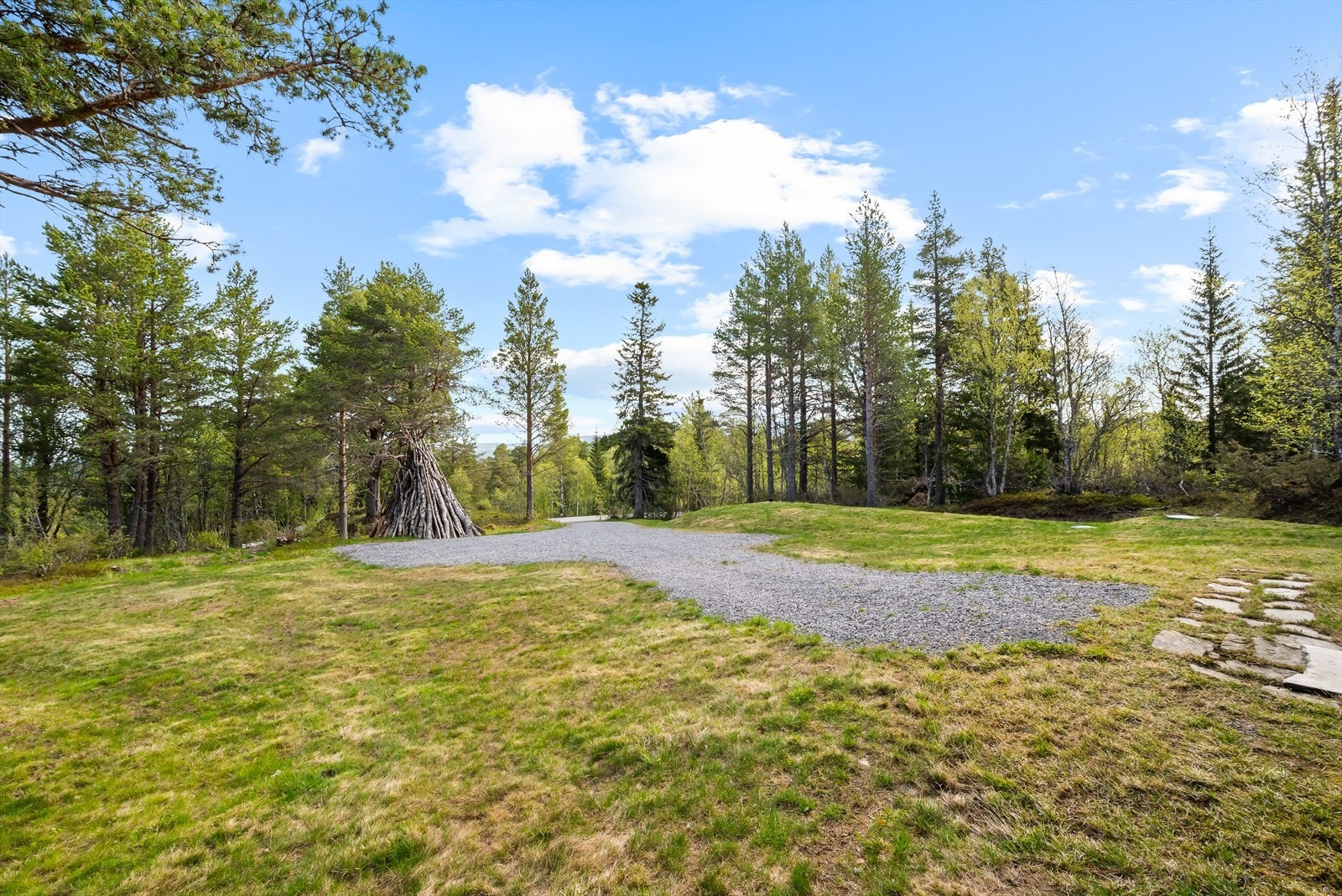 Innkjøringen til hytten har god plass til oppstilling av flere biler. Galleribilde