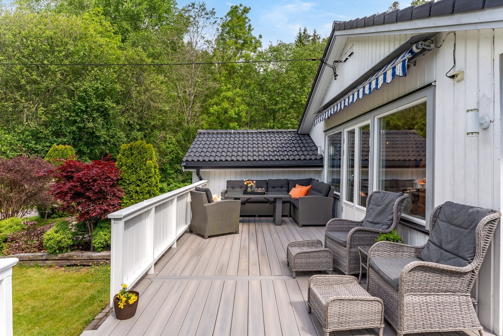 Terrasse - god plass til sittegruppe, spisegruppe og grill - her kan late sommerdager nytes Galleribilde
