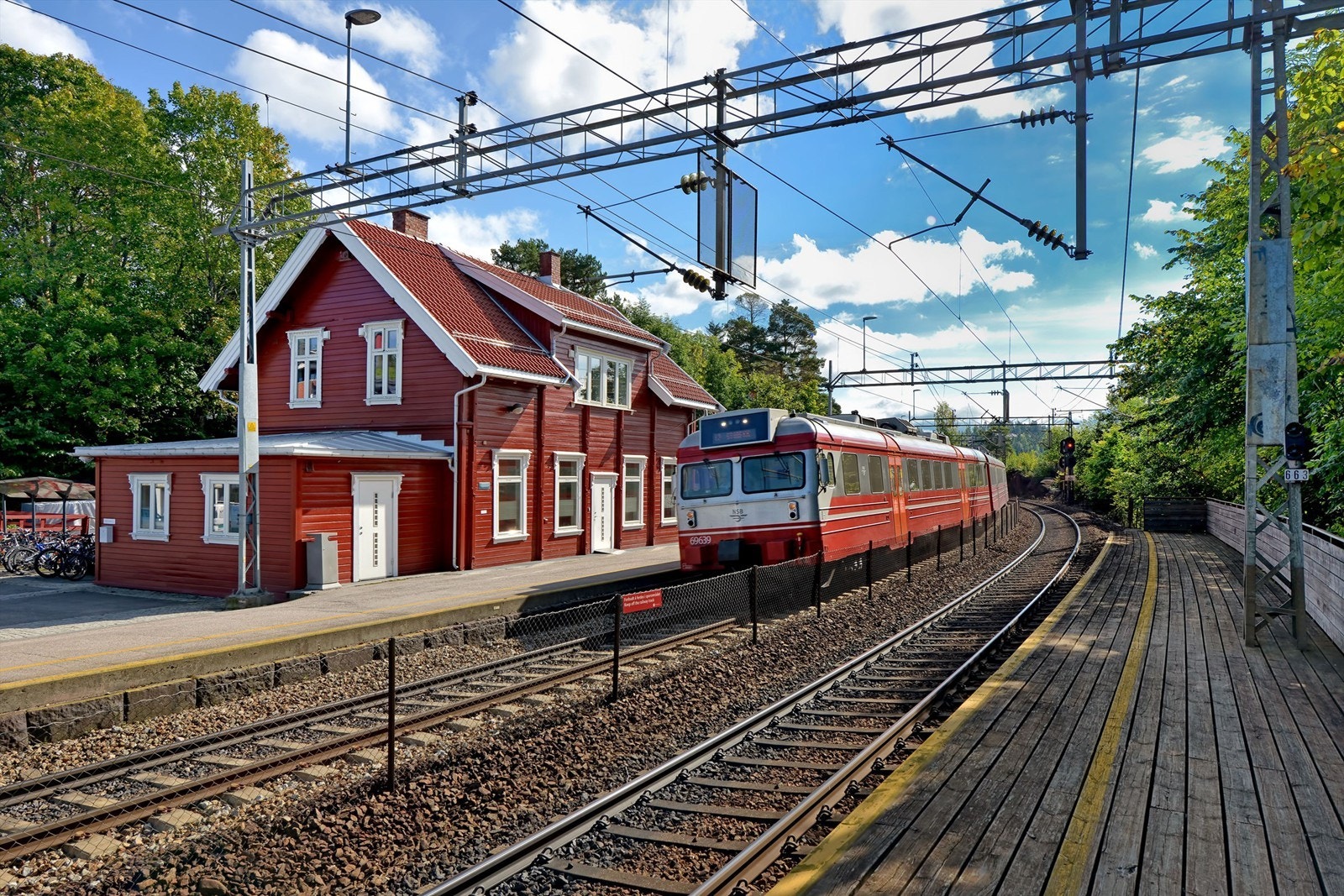 Nærområde - Gangavstand til Oppegård togstasjon med hyppige avganger mot Oslo og Ski og bussholdeplass Galleribilde