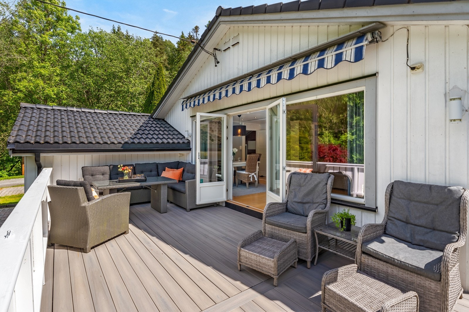 Fra stuen er det utgang til solrik terrasse på ca. 32m² Galleribilde