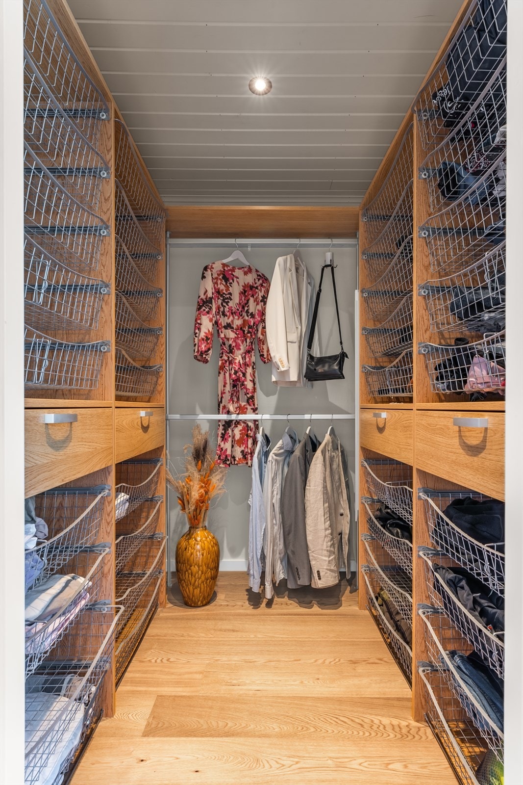 Walk in closet - her er det god plass til klær for både han og henne Galleribilde