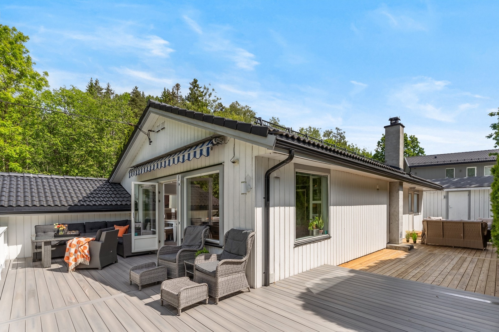 Markterrasse fortsetter på sørsiden av huset og har adkomst fra hovedsoverom - oppmålt til 42m² Galleribilde