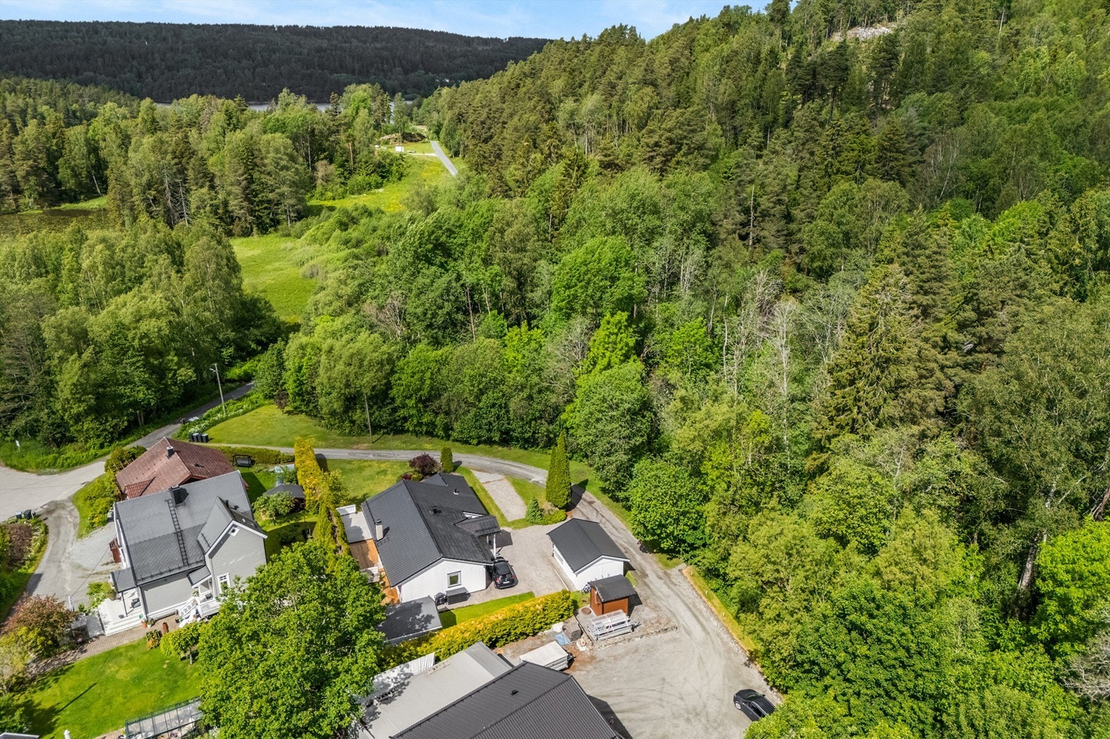 Eiendommen ligger i blindvei, i et sentralt og barnevennlig boligområde på Oppegård Galleribilde