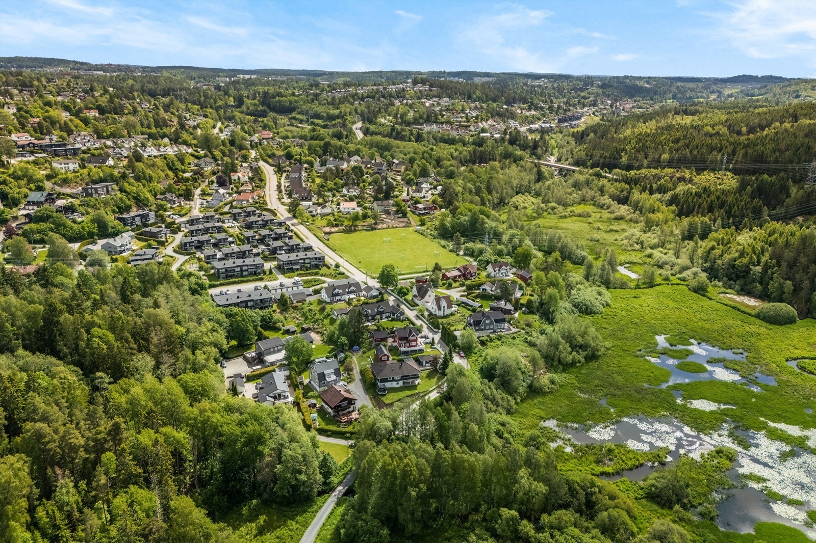 Boligen har gangavstand til et godt utvalg av servicetilbud som skoler, barnehager, dagligvare og offentlig kommunikasjon. I tillegg er det kort vei til flotte tur- og rekreasjonsområder. Galleribilde