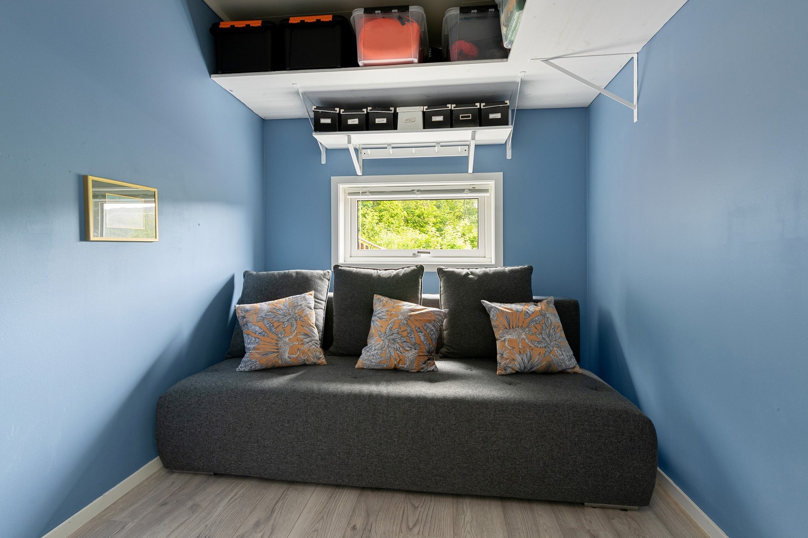 Bod innredet med sofa Galleribilde