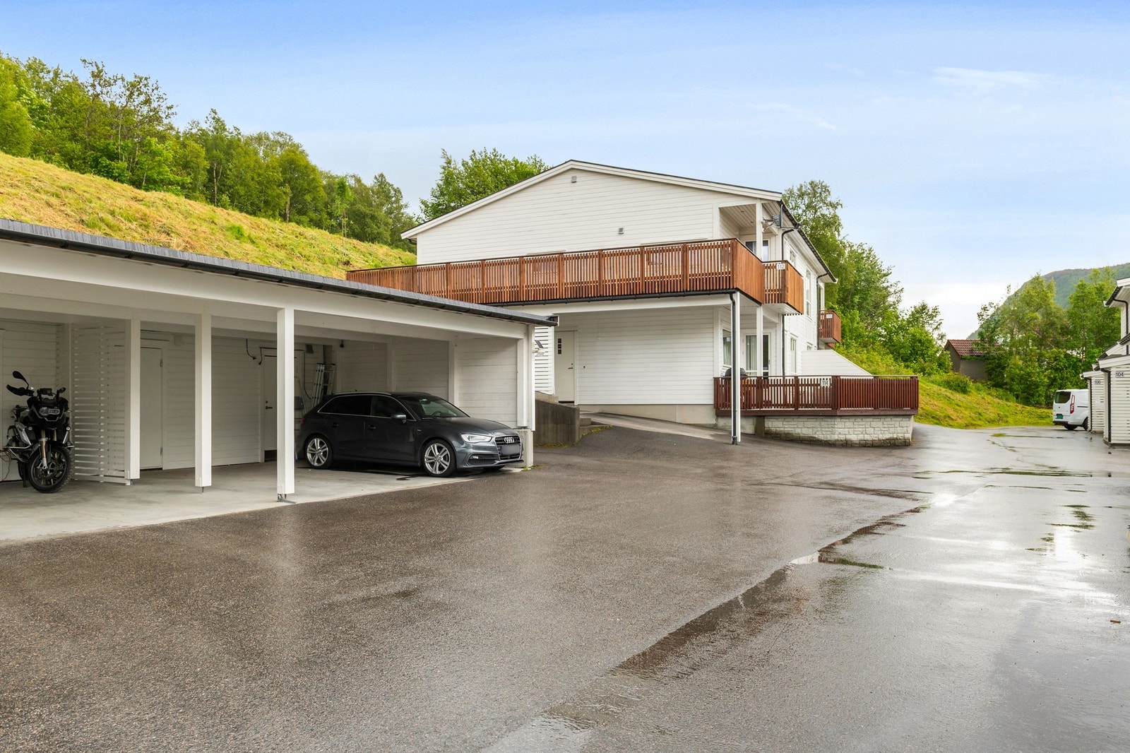 Carporten ligger vest for leiligheten - Galleribilde