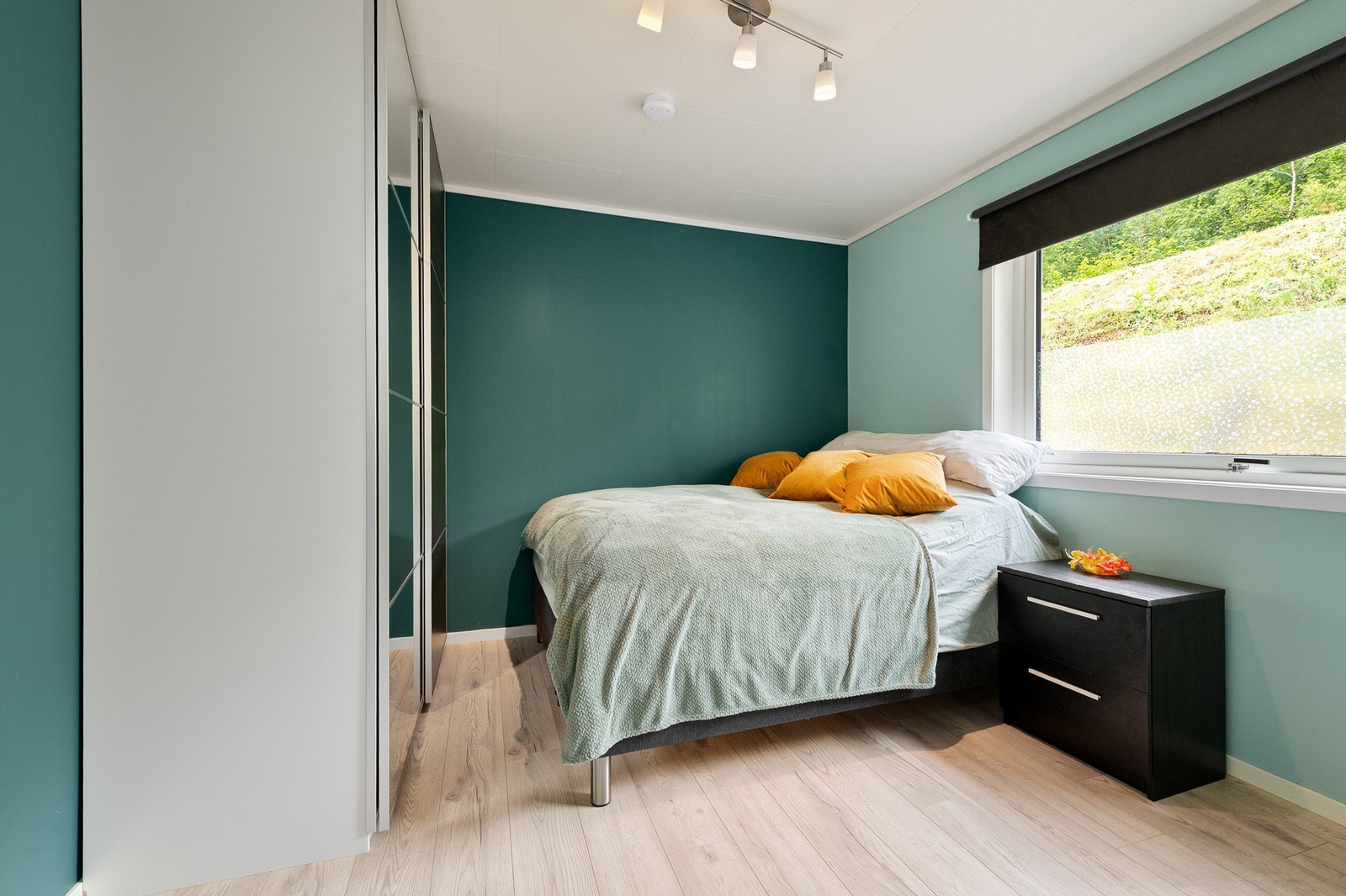 Hovedsoverom med skyvedørsgarderobe Galleribilde