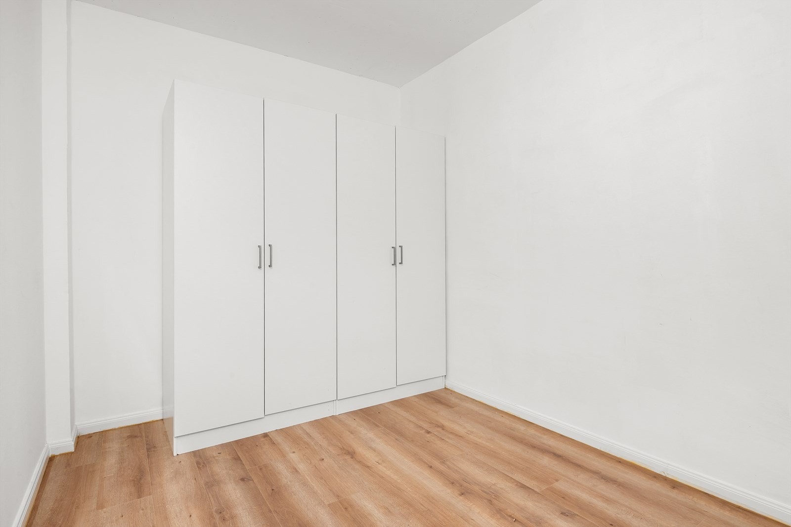 En ekstra stor bod på ca. 9 kvm. Svært god lagringsplass, lett tilgjengelig Galleribilde