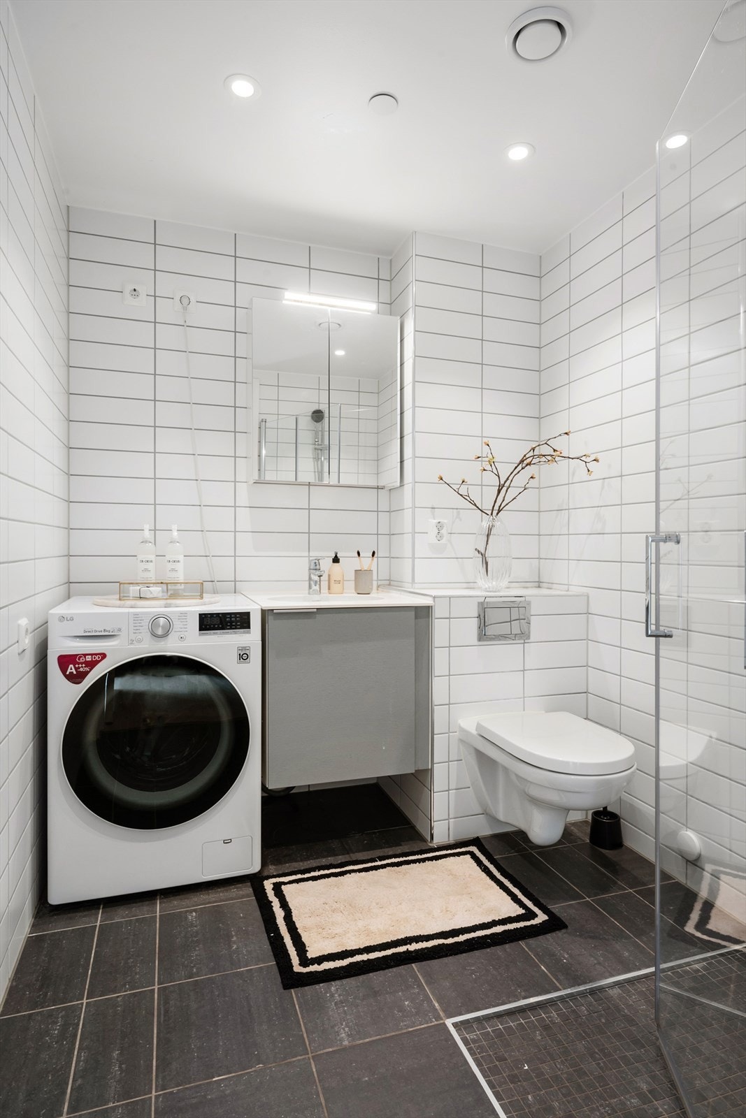 Helfliset bad med varmekabler i gulv og downlights i himling. Opplegg og plass for vaskemaskin Galleribilde