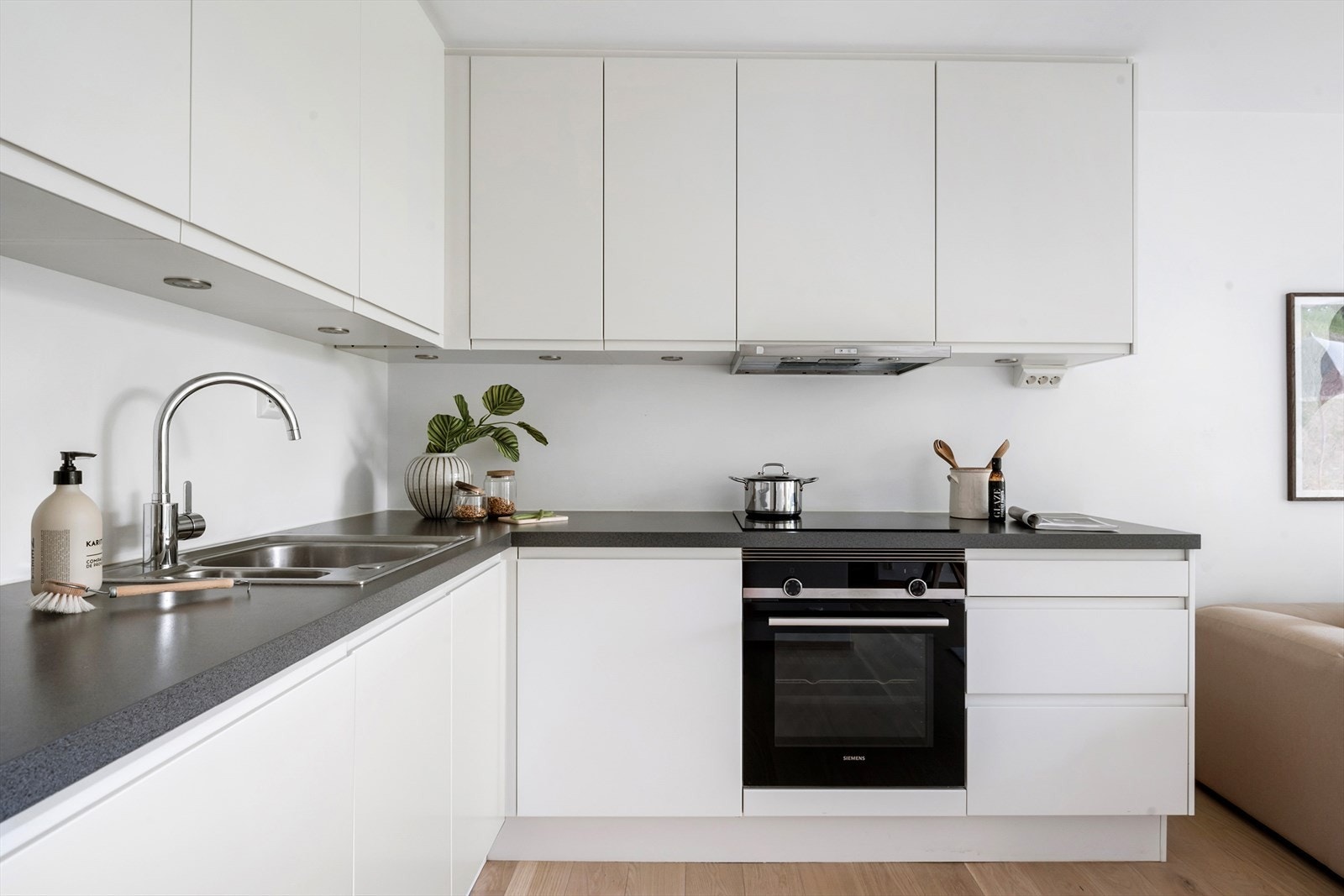 Kjøkkenet er praktisk utformet med gode oppbevaringsmuligheter Galleribilde