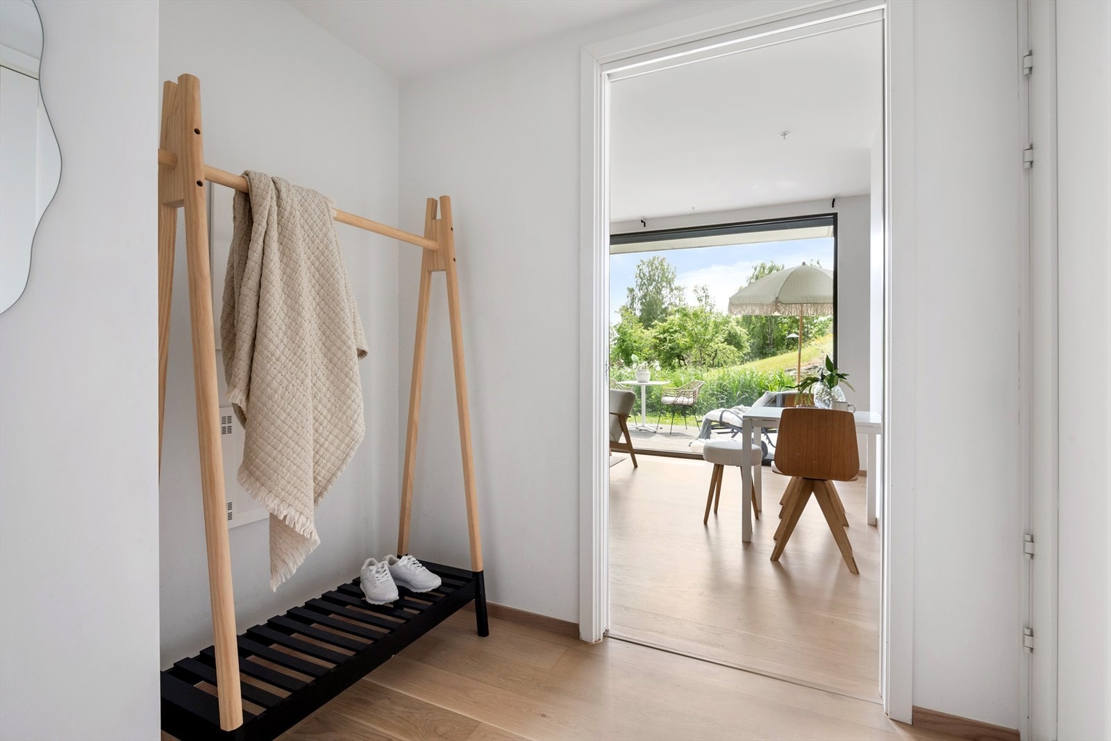 Entré med plass for garderobeløsning. Skyvedør mot stue med glassfelt Galleribilde