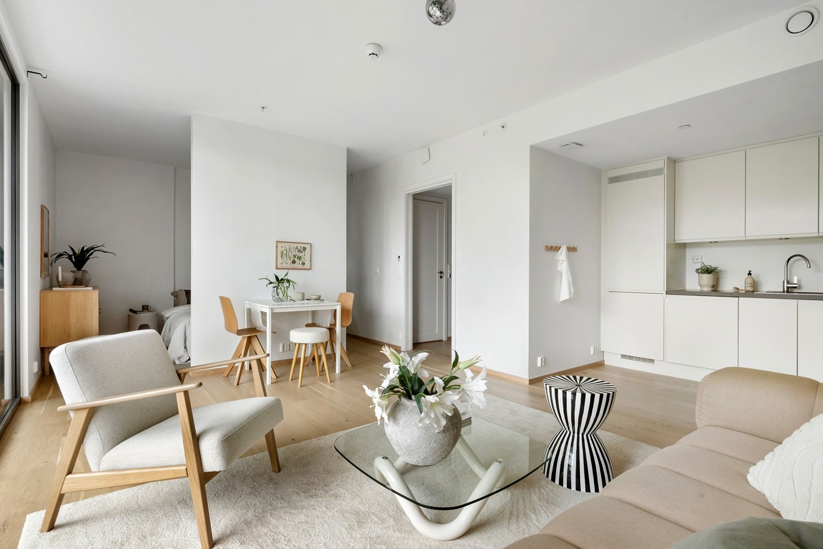 Lys og luftig stue med terrasseutgang og 1-stavs eikeparkett. Moderne komfort med vannbåren gulvvarme og balansert ventilasjon Galleribilde