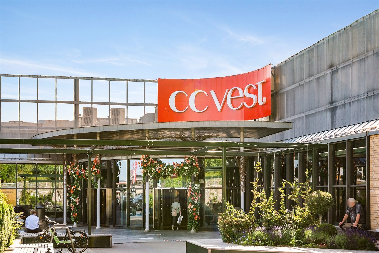 CC Vest, et av Oslos mest populære kjøpesentre, kjent for sitt brede utvalg av kjente merkevarer, delikate spesialforretninger og hyggelige serveringssteder. Her finner du alt fra dagligvarer, apotek til eksklusive butikker, interiør, klær, sport, velvære Galleribilde