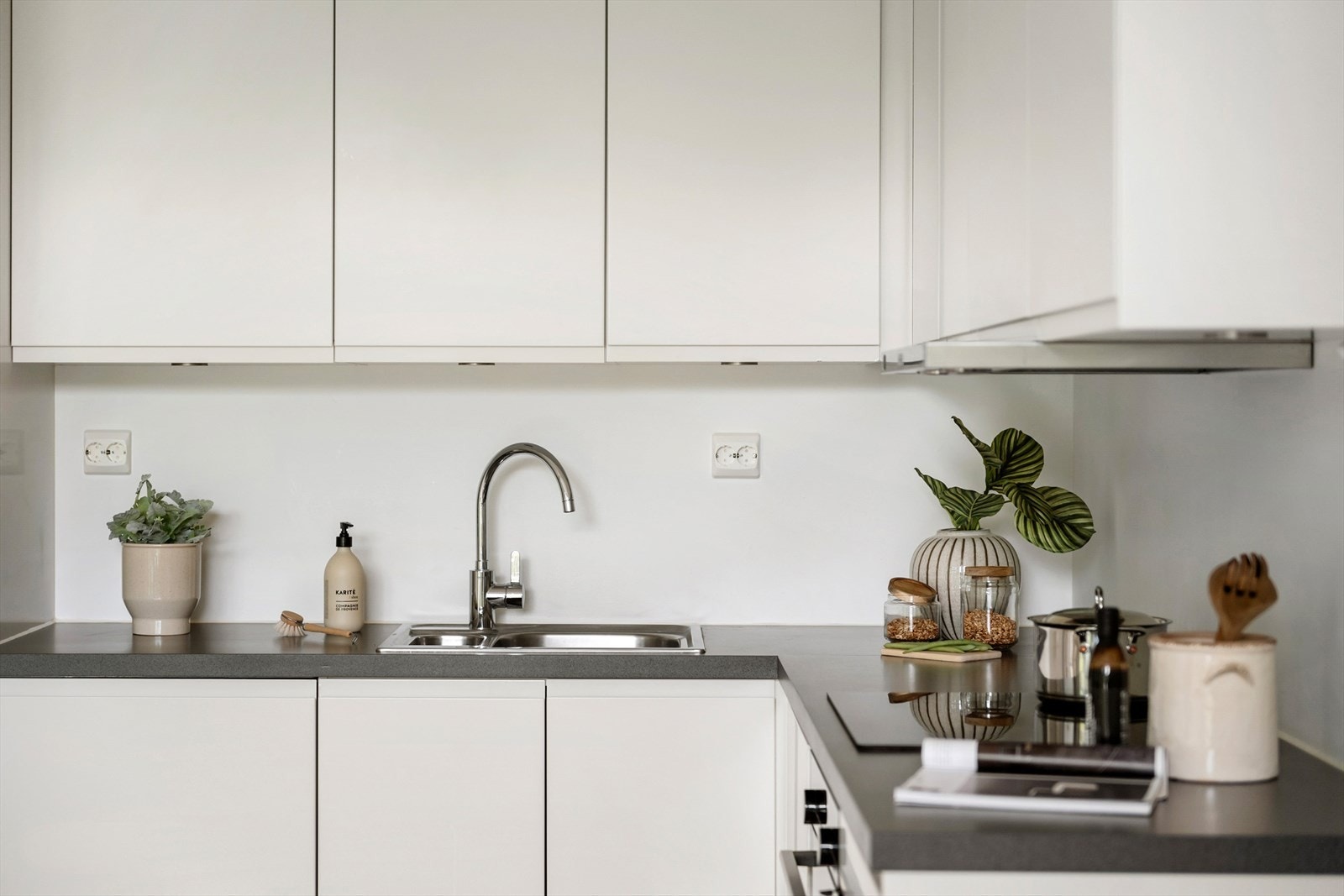 Kjøl/- fryseskap, oppvaskmaskin og stekeovn er integrert. Det er montert vannstoppsystem og komfyrvakt Galleribilde