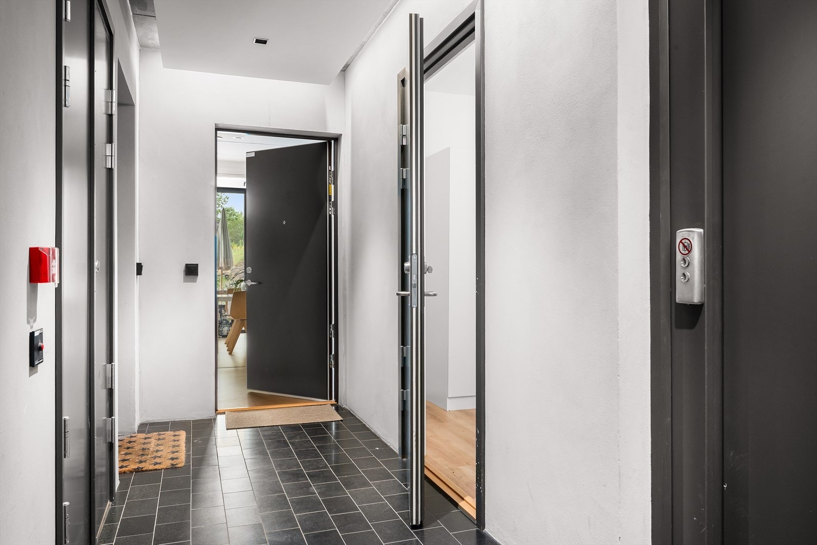 Rett utenfor inngangsdøren er det en ekstra stor bod med ca. 9 kvm. Svært god lagringsplass, lett tilgjengelig Galleribilde