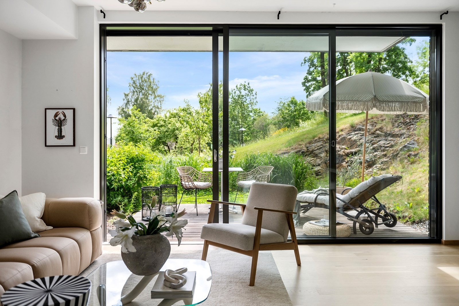 Terrassen vender mot grønne og rolige omgivelser. En liten skråning mot vest gjør uteplassen ekstra skjermet og idyllisk Galleribilde