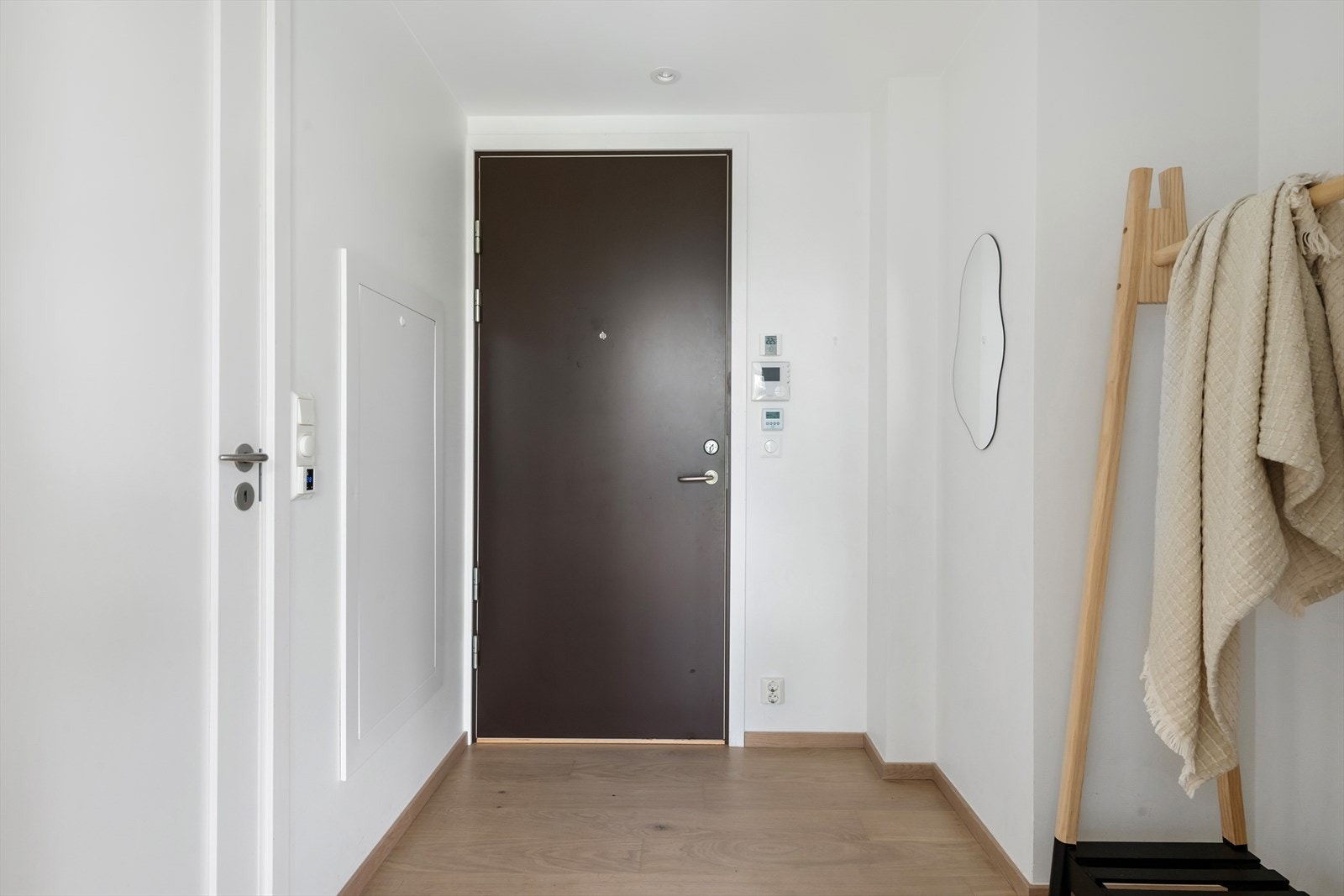 Leiligheten har en fin beliggenhet i byggets 1. etasje med enkel, trappefri adkomst Galleribilde