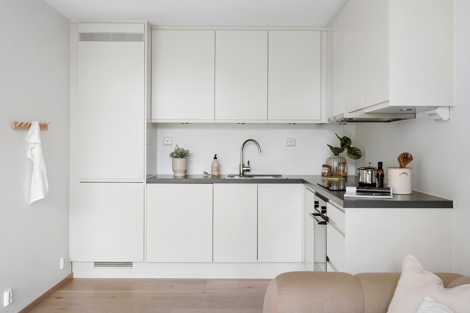 Moderne kjøkkeninnredning fra Sigdal med slette fronter og laminat benkeplate med nedfelt vask og platetopp Galleribilde