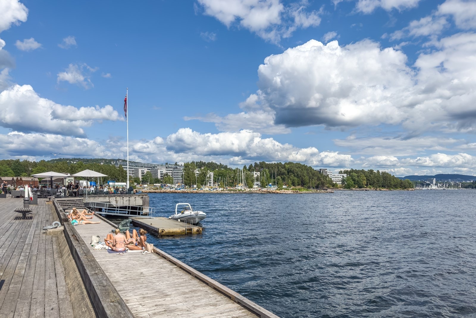 Lysaker Brygge - idyll ved vannet. Moderne og maritimt miljø med bryggepromenade, restauranter, båtplasser og vakker utsikt over fjorden. Et av områdets mest attraktive steder for rekreasjon og bynær livskvalitet Galleribilde