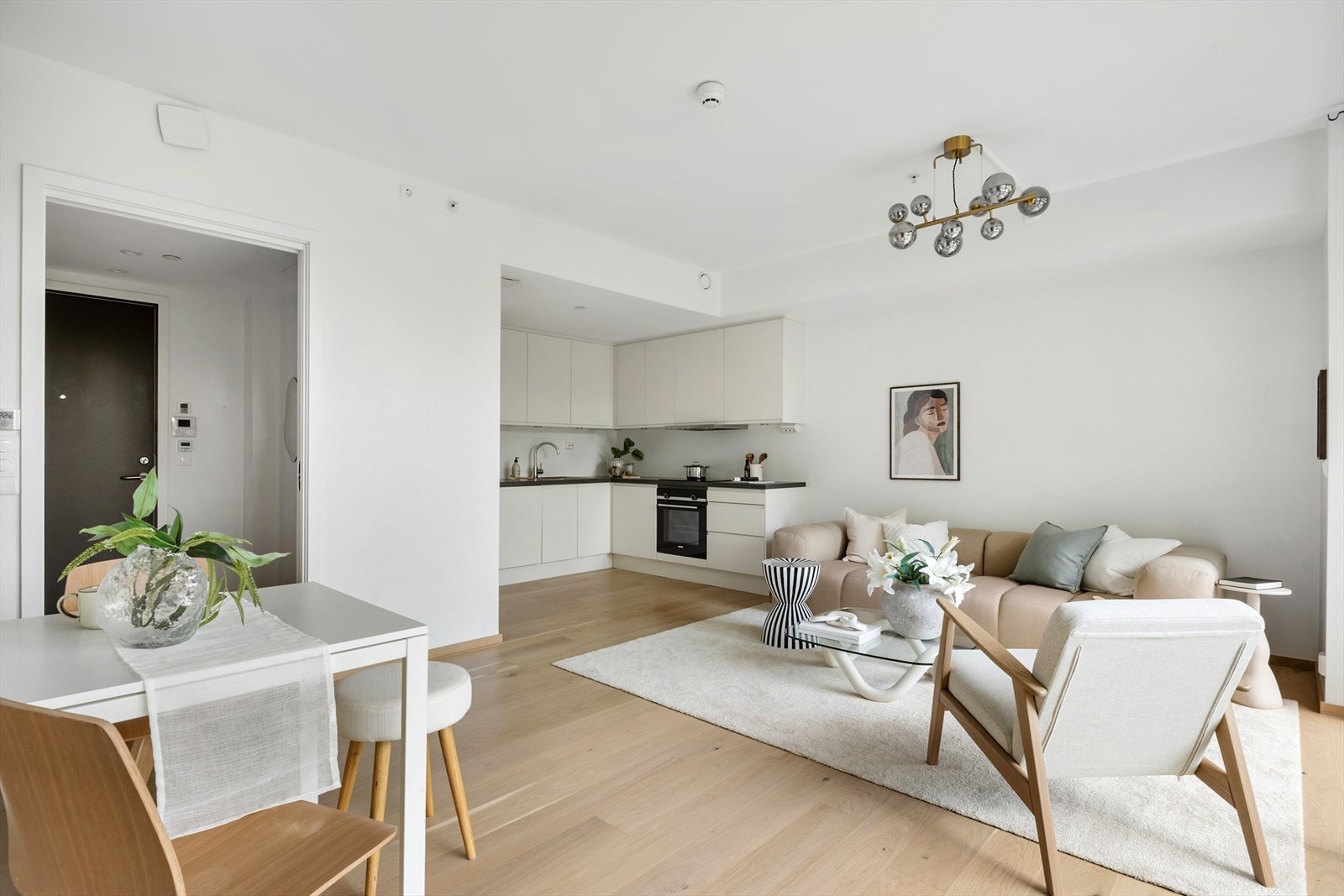 Stuen ligger i åpen løsning mot kjøkken og sammen utgjør de et fint allrom Galleribilde